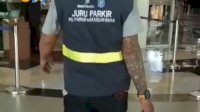 VIDEO: Juru Parkir di Makassar Beli iPhone Baru dengan Uang Pecahan Rp2000