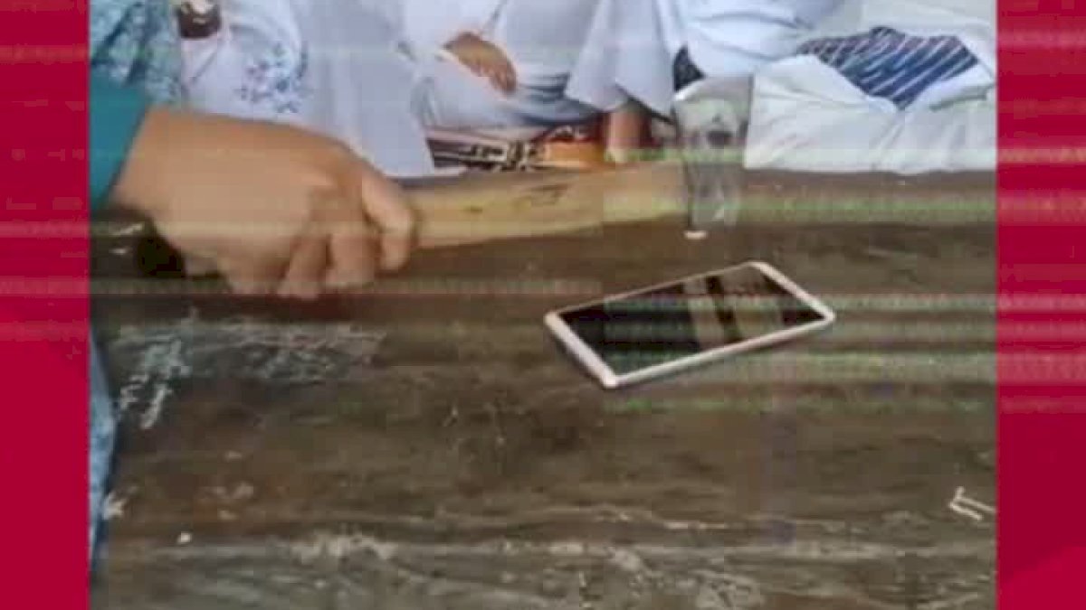 VIDEO: Terciduk Bawa HP, Handphone Santriwati Dihancurkan Pakai Kampak Besi