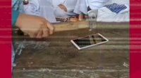 VIDEO: Terciduk Bawa HP, Handphone Santriwati Dihancurkan Pakai Kampak Besi