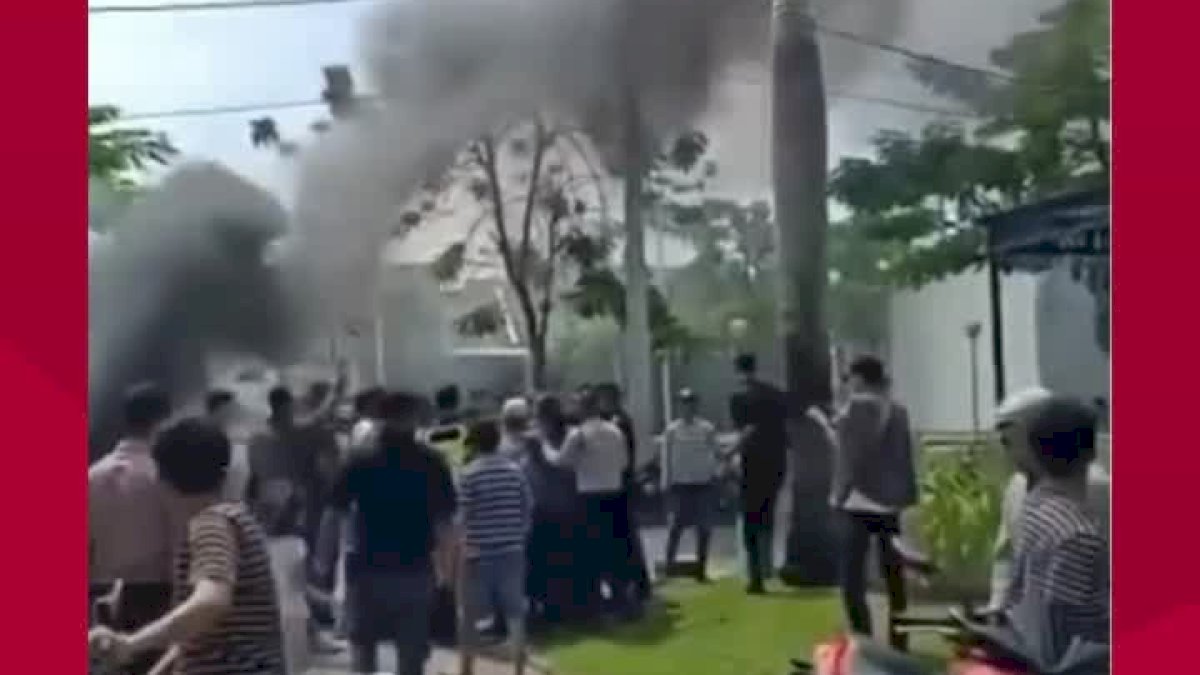 VIDEO: Warga Perumahan Elit di Makassar Gelar Aksi Tolak Kenaikan Sepihak Tarif PPL/IPL