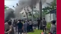 VIDEO: Warga Perumahan Elit di Makassar Gelar Aksi Tolak Kenaikan Sepihak Tarif PPL/IPL