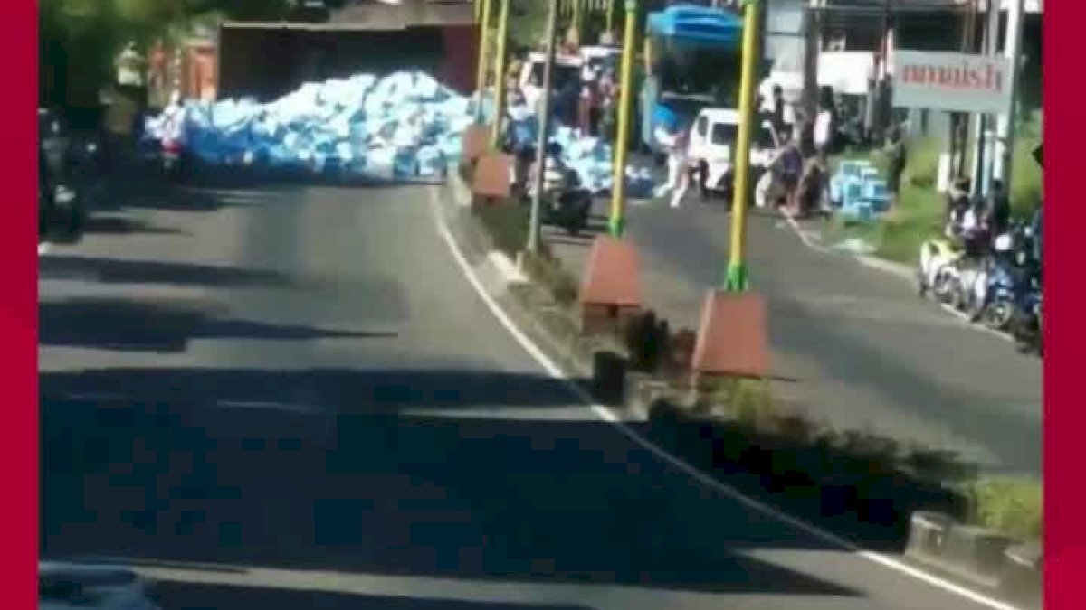 VIDEO: Tidak Kuat Menanjak, Truk Membawa Air Mineral Terguling di Parepare