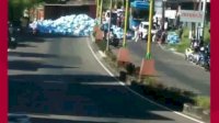 VIDEO: Tidak Kuat Menanjak, Truk Membawa Air Mineral Terguling di Parepare