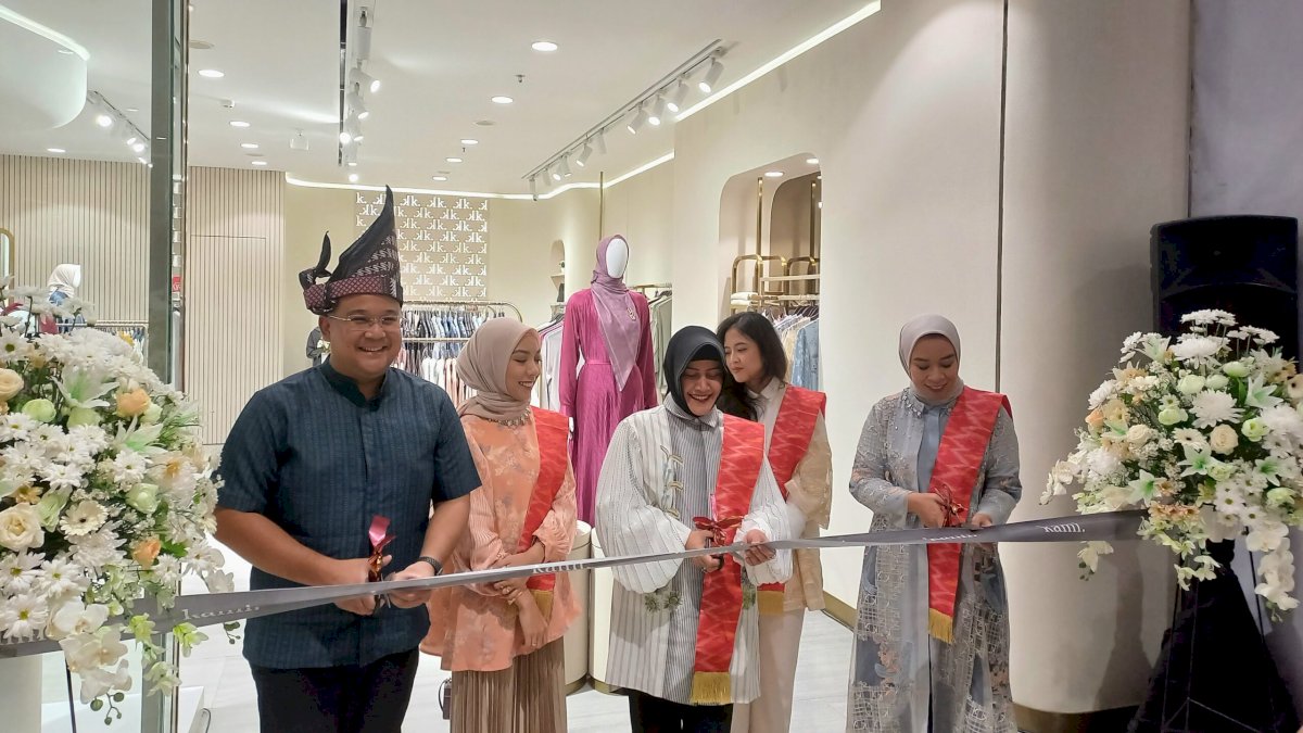 Kami. Buka Butik di TSM Makassar, Hadirkan Koleksi Tren Warna Khas Makassar