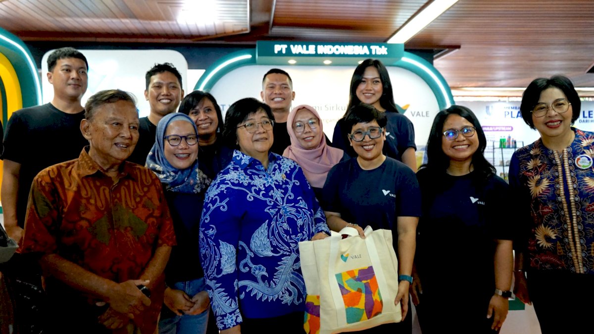 Menteri LHK Kunjungi Booth PT Vale di Festival Peduli Sampah Nasional 2023