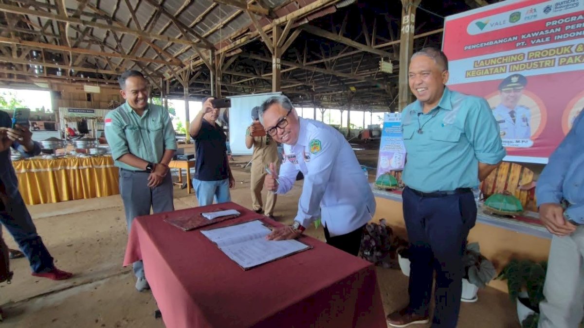 Bantu BUMDes Berkembang, PT Vale Serahkan Rumah Produksi Pakan Ikan Ramah Lingkungan di Luwu Timur