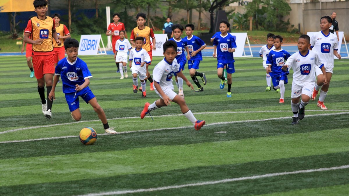 Di Ajang BRImo Future Garuda, BRI Serahkan Bantuan Pendidikan Bagi 50 Anak Sepak Bola Berbakat