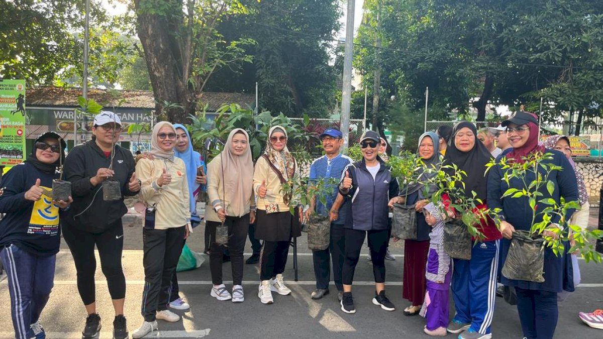 Lies Fachruddin Bagi-bagi Ratusan Bibit Mangga dan Sukun ke Warga Makassar