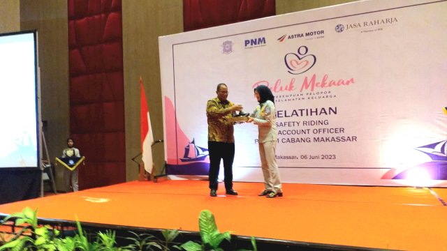 Direktur Operasional Jasa Raharja Dewi Aryani Suzana bersama perwakilan PNM Makassar dalam kegiatan sosialisasi di Hotel Gammara Makassar (Foto: Istimewa)