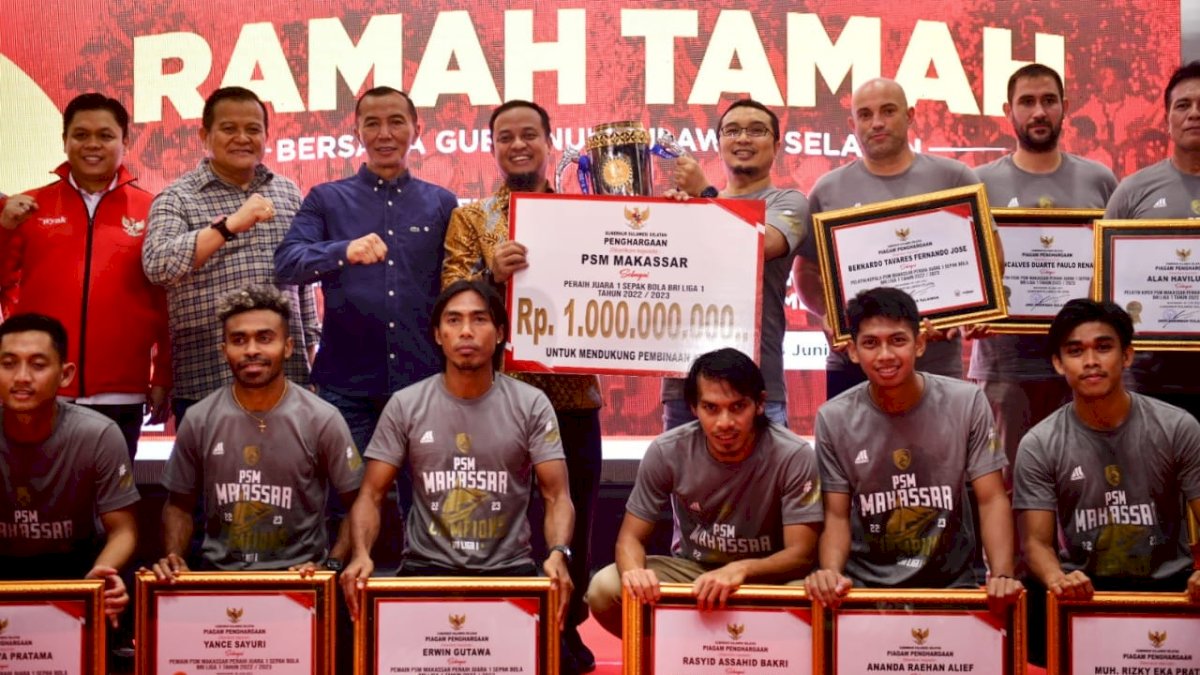 Andi Sudirman Serahkan Bonus Rp1 Miliar ke PSM Makassar