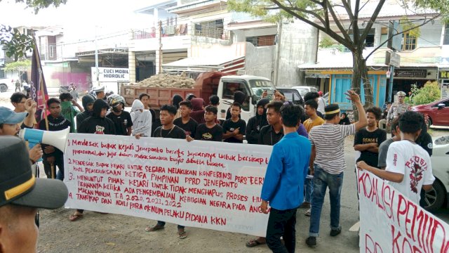 Aksi unjuk rasa depan Kantor DPRD Jeneponto (Int)