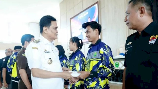 Bupati Barru Suardi Saleh serahkan bonus bagi atlrt peraih medali (Foto: Istimewa)