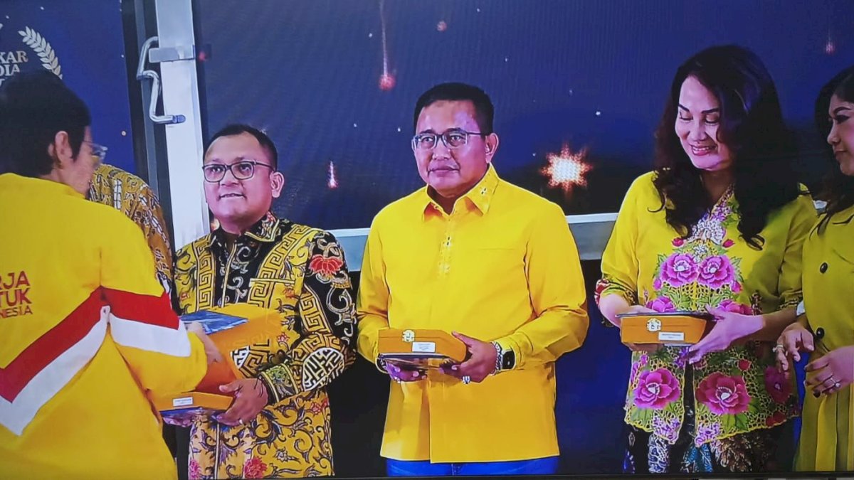 Muhammad Fauzi dan Indah Putri dapat Penghargaan Golkar Media Award 2023