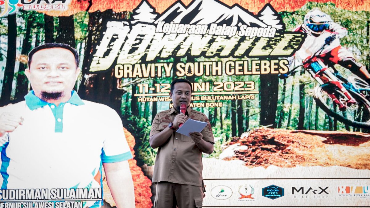 Andi Sudirman Serahkan Hadiah Rp65 Juta ke Peraih Juara Balap Sepeda Downhill Gravity South Celebes
