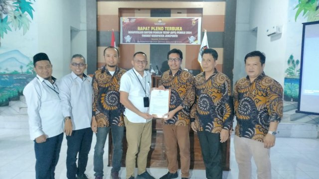 Penyerahan hasil Pleno Terbuka DPT ke Bawaslu Kabupaten Jeneponto (Dedi/sulselsatu)