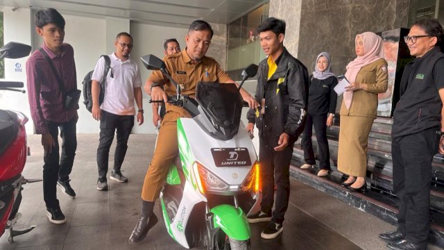 Kepala Dinas Koperasi &amp; UKM Kota Makassar Muhammad Rheza melakukan test ride United E-Motor di Jl Sultan Hasanuddin (Foto: Istimewa)