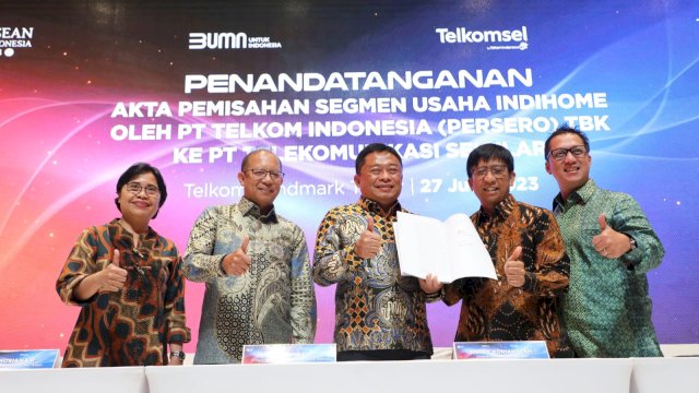 Penandatanganan integrasi IndiHome dan Telkomsel antara Direktur Utama Telkom Ririek Adriansyah dan Direktur Utama Telkomsel Hendri Mulya Syam (Foto: Istimewa)