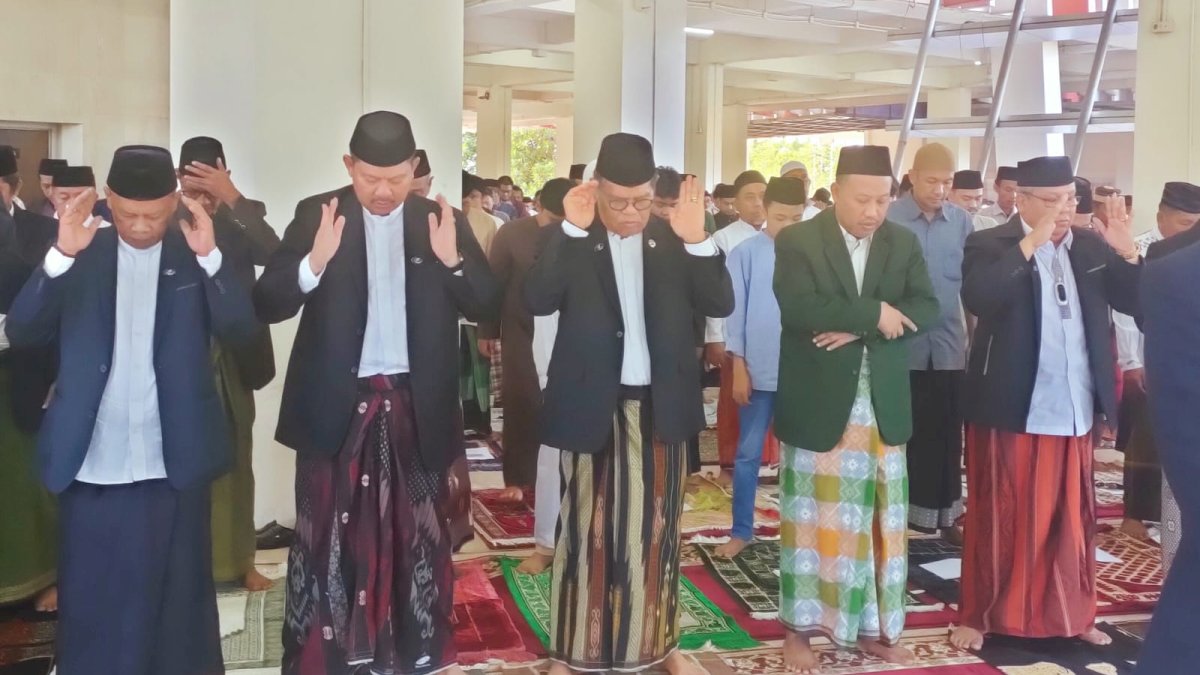 Salat Idul Adha di Pelataran Pinisi, Rektor UNM Ajak Jamaah Teladani Kisah Nabi Ibrahim