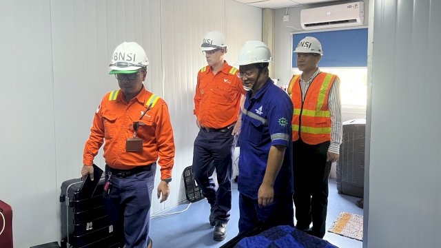 Direktur PT Vale Indonesia Tbk (PT Vale) R Matthew Cherevaty (Matt) melakukan kunjungan ke mess karyawan di Kecamatan Bungku Pesisir, Kabupaten Morowali (Foto: Istimewa).