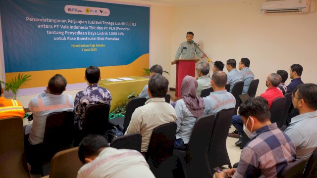 Penandatanganan nota kesepahaman Perjanjian Jual Beli Tenaga Listrik PJBTL sebesar 1000 kVA atau 1 Mega Watt (MW) untuk Fase Konstruksi Blok Pomalaa PT Vale dan PLN (Foto: Istimewa)