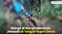 VIDEO: Momen Haru Warga di Rampi Menandu Jenazah di Tengah Hujan Deras