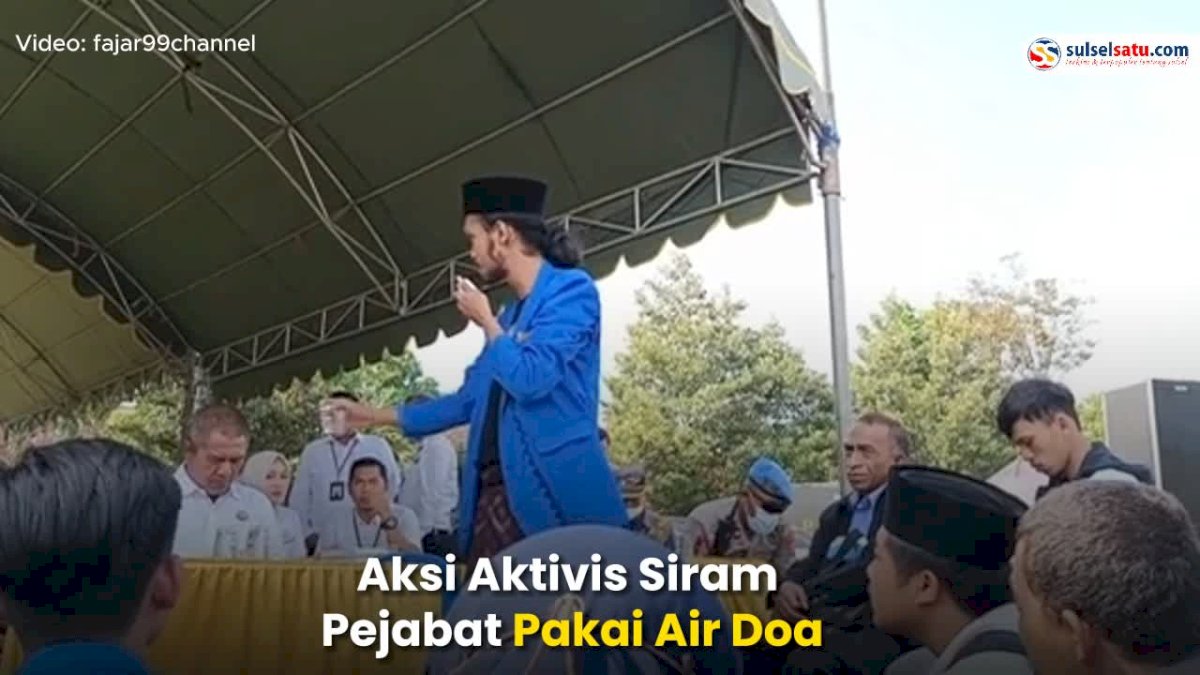 VIDEO: Aksi Aktivis Siram Pejabat Pakai Air Doa