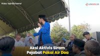 VIDEO: Aksi Aktivis Siram Pejabat Pakai Air Doa