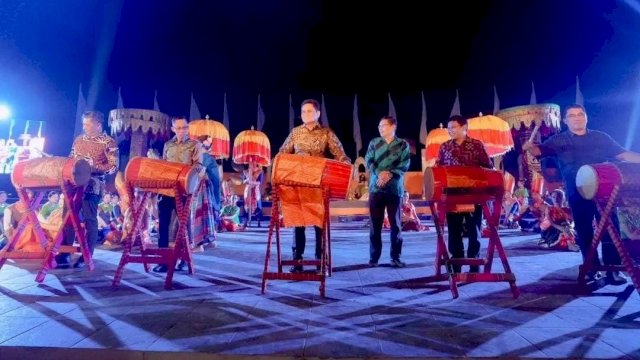 Bupati Barru Suardi Saleh membuka rangkaian acara Festival Budaya To Berru (FBTB) yang ke XII tahun 2023 di Anjungan Pantai Sumpang Binangae Kecamatan Barru (Foto: Istimewa).