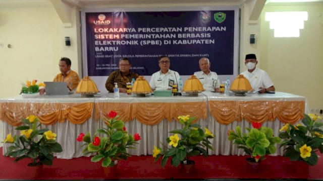 Sekda Barru Abustan membuka Lokakarya Percepatan Penerapan Sistem Pemerintahan berbasis elektronik (Foto: Istimewa).