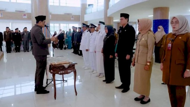 Bupati Barru Suardi Saleh melantik dan mengambil sumpah pejabat baru Pemerintah Kabupaten Barru (Foto: Istimewa).