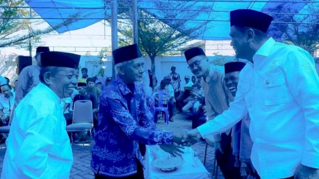 Bupati Barru Suardi Saleh bersama Ketua TP PKK Kabupaten Barru Hasnah Syam Halalbihalal bersama warga lingkungan Lawae (Foto: Istimewa).