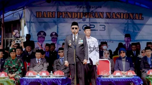 Bupati Barru Suardi Saleh saat jadi inspektur upacara Hardiknas (Foto: Istimewa).