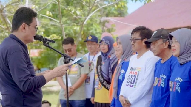 Bupati Barru Suardi Saleh lantik pengurus IKA SMPN Mangkoso (Foto: Istimewa).