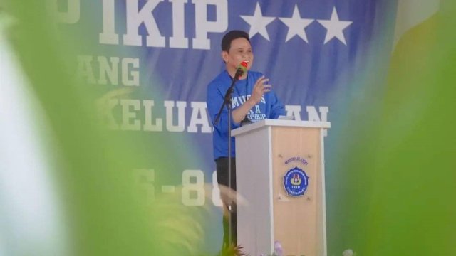 Suardi Saleh saat sambutan di mubes IKA PPSP IKIP Ujung Pandang (Foto: Istimewa).