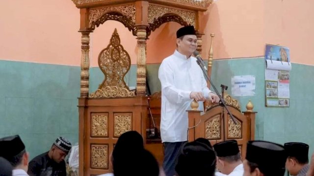Bupati Barru Suardi Saleh melaksanakan shalat tarawih di Mushollah Nurul Yaqazirah Bentenge, Desa Lawallu Kecamatan Soppeng Riaja (Foto: Istimewa)