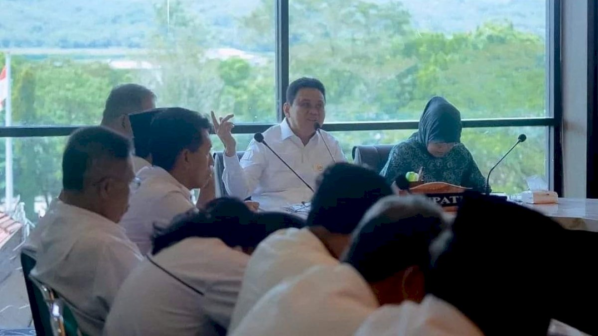 Kumpulkan Kades Lurah, Bupati Barru Titip Pesan Tetap Jaga Kebersamaan dan Tingkatkan Kinerja