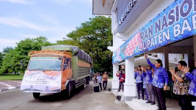 Bupati Barru Suardi Saleh lepas cadangan beras bagi keluarga penerima manfaat (Foto: Istimewa).