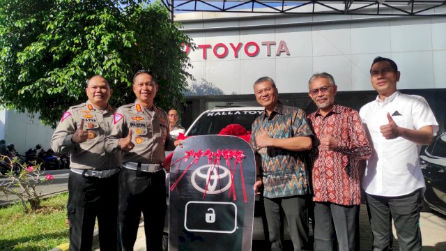 Kalla Toyota berikan hibah satu unit mobil Fortuner kepada Ditlantas Polda Sulsel (Foto: Istimewa).