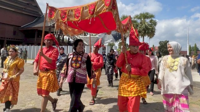 Ketua Tim Penggerak PKK Kabupaten Gowa Priska Paramita Adnan menyambut hangat kedatangan istri Panglima TNI Veronica Yudo Margono di Museum Istana Balla Lompoa (Foto: Istimewa).