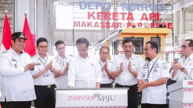 Bupati Barru Suardi Saleh dampingi Presiden Jokowi resmikan KA Makassar-Parepare (Foto: istimewa).