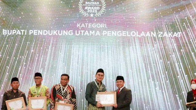 Bupati Barru Suardi Saleh dapat penghargaan Baznas (Foto: Istimewa).