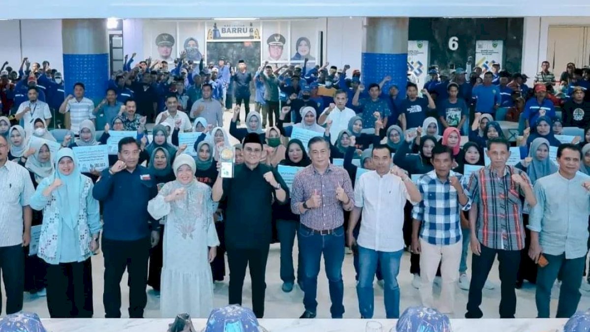 Bupati Barru Ajak Petugas Kebersihan Rayakan Raihan Piala Adipura