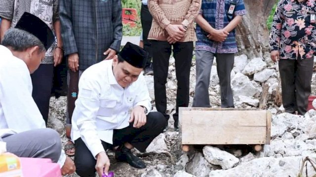 Bupati Barru Suardi Saleh melakukan kegiatan peletakan batu pertama musala Al Barru di Dusun Pange Desa Palakka (Foto: Istimewa).