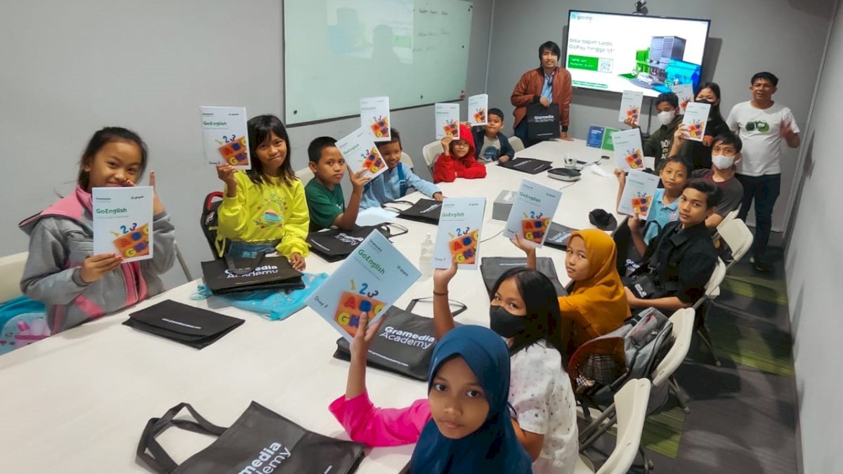 Gojek Beri Pelatihan Bahasa Inggris Gratis Bagi Anak Mitra Driver di Makassar