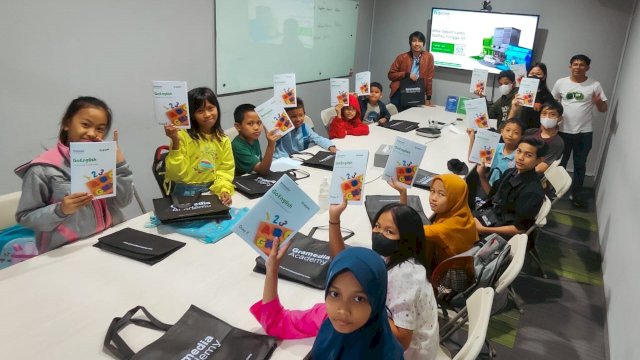 Anak mitra driver Gojek yang mendapatkan pelatihan Bahasa Inggris (Foto: Istimewa).