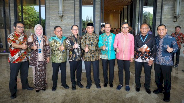 Wali Kota Makassar Danny Pomanto saat berfoto bersama Menteri PMK Muhadjir Effendy (Foto: Istimewa).