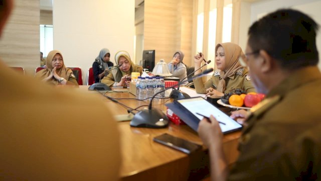 Wakil Wali Kota Makassar Fatmawati Rusdi memimpin rapat koordinasi (rakor) bahas tuntas terkait pengentasan kemiskinan ektrem di Kota Makassar (Foto: Istimewa).