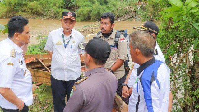 Bupati Barru Suardi Saleh mengunjungi jembatan yang ambruk bersama warga (Foto: Istimewa).