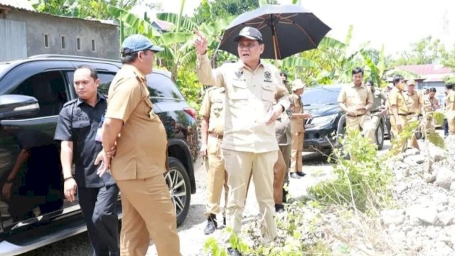 Bupati Barru Suardi Saleh pantau lokasi banjir (Foto: Istimewa).