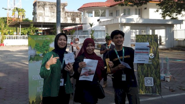Pembagian bibit pohon secara gratis dari Yayasan Hadji Kalla bersama Society of Renewable Energy (Foto: Istimewa).